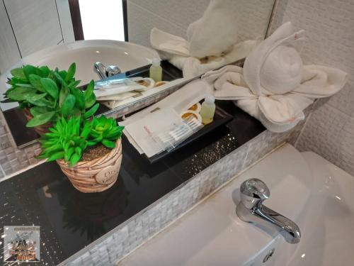 Louis' Runway View Hotel - SHA Extra Plus tesisinde bir banyo