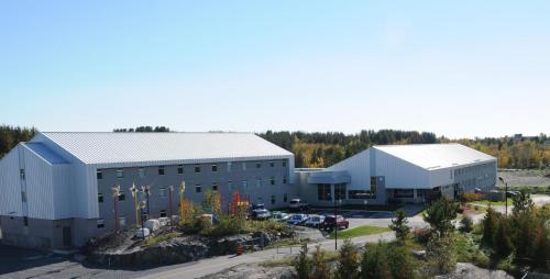 eine Luftansicht eines großen Gebäudes in der Unterkunft Residence & Conference Centre - Sudbury West in Sudbury