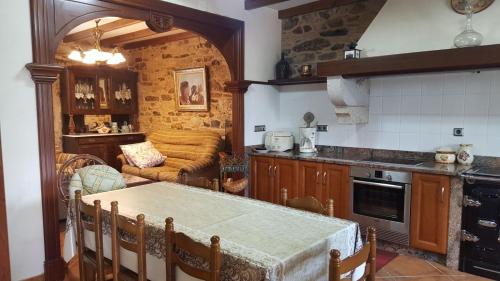 uma cozinha com uma mesa e uma sala de estar em Casa Nunes em La Coruña