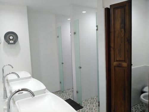 Un baño de WEE HOSTEL