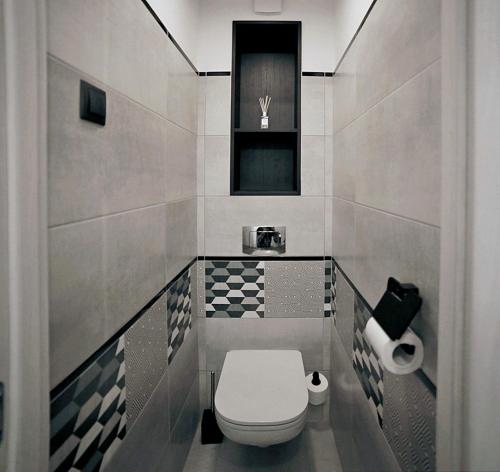ein Bad mit einem WC und einem Waschbecken in der Unterkunft Great location, stylish apartment in Jūrmala