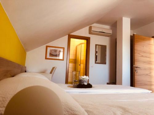 Un pat sau paturi într-o cameră la Rooms Jana