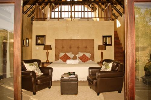 Ruang duduk di Morokolo Safari Lodge Self-catering