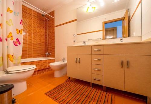 łazienka z umywalką, toaletą i prysznicem w obiekcie APARTAMENTO "CARMEN" Zeniamar w mieście Orihuela
