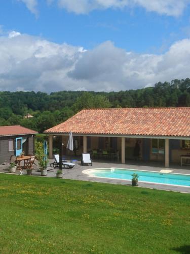 een huis met een zwembad en een tuin bij Chambre d'Hôtes Les Bruyères in Cadouin