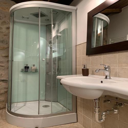 a bathroom with a glass shower and a sink at Casa San Andres Del Valle in Estollo
