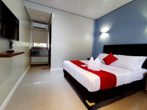 Tempat tidur dalam kamar di Charms Hotel