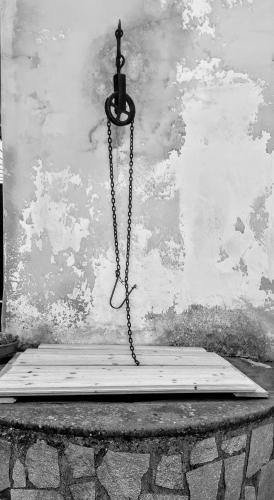 a mattress with a chain attached to a wall at POMPEI VESEVUS APARTAMENT in Boscotrecase