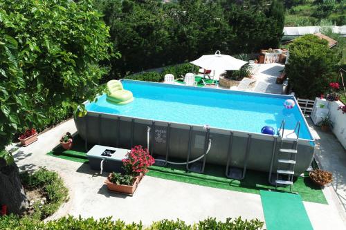 una vista aérea de una piscina en un patio trasero en Casa Elena, en Ascea