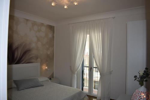 una camera con un letto e una grande finestra di LA CASA DI ZEFFIRO a Maiori