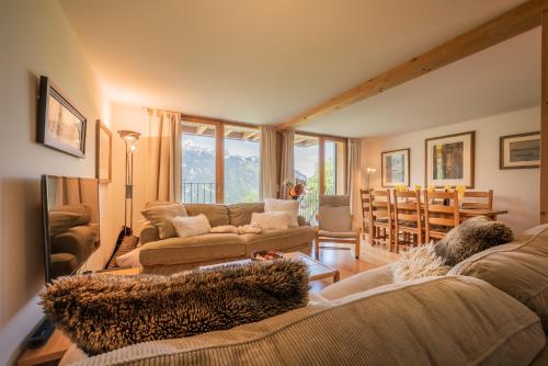 Sala de estar con 2 sofás y mesa en Chalet Roossi 2 en Wengen