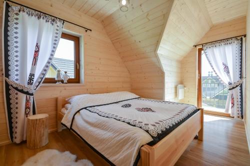 מיטה או מיטות בחדר ב-Domki CHRYCA