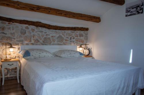 En eller flere senge i et værelse på Traditional Stone House St.Anton