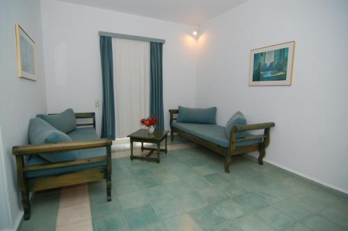 a waiting room with two chairs and a table at Panselinos Hotel in Mithymna