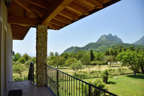 uma vista do alpendre de uma casa com montanhas ao fundo em Garnì Marika em Gargnano