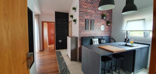 una cucina con bancone e muro di mattoni di Apartment Marta a Pag