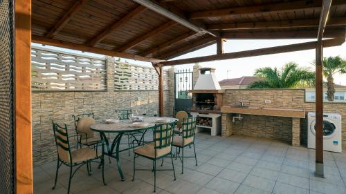 Villa, Private heated pool and jacuzzi .