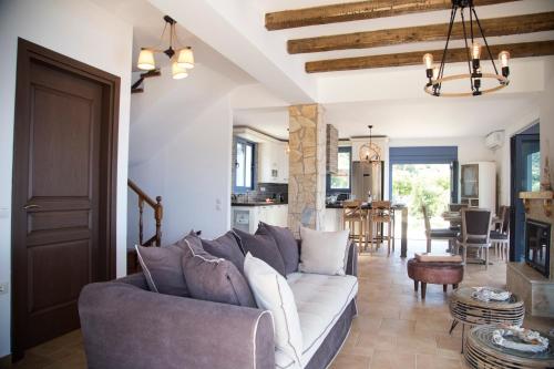 a living room with a couch and a kitchen at Villa LeSunLuka Lefkada in Vasiliki