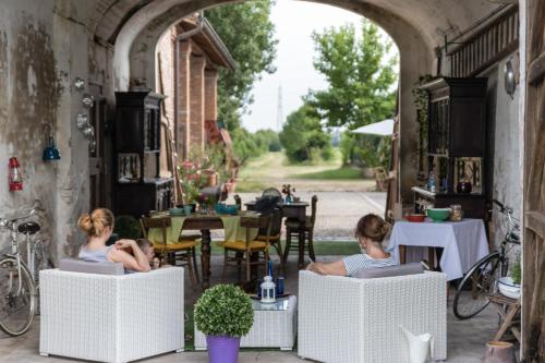 a group of women sitting in chairs on a patio at B&B Antica cascina in Boretto