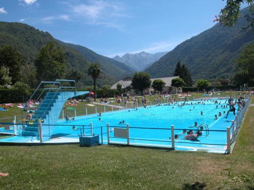 - une grande piscine avec des personnes dans l'établissement Appartement Bagnères de Luchon, à Luchon