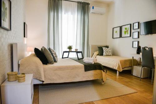 un soggiorno con 2 letti e una finestra di B&B Portafortuna Lucky charm a Salerno