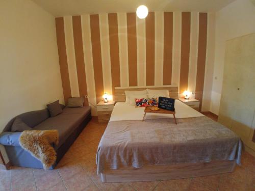 Un pat sau paturi într-o cameră la Apartments Marija