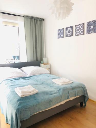 una camera da letto con un letto e due asciugamani di Legnica Apartament 36m2 Delux 3 a Legnica