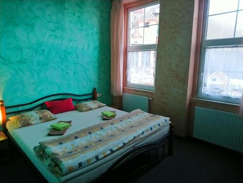 Un dormitorio con una cama con dos platos. en Penzion Volyňka, en Vimperk