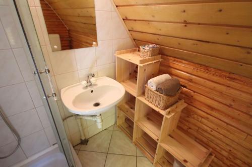 Ванна кімната в Erdő Kapitánya Vendégház