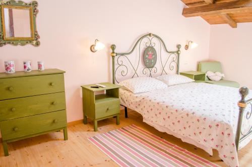 a bedroom with a bed and a dresser and a mirror at Hausclaudia in Cerveteri