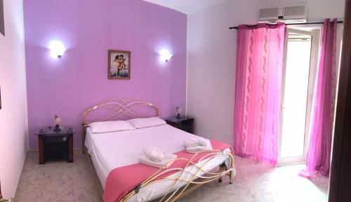 トラッペートにあるPerla Marinaのベッドルーム1室(紫の壁のベッド1台、窓付)