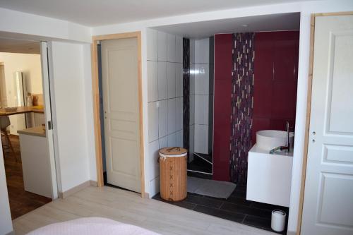 a bathroom with a shower and a toilet in it at Villa Fleur des Pins 2 personnes Dune du Pyla in Gujan-Mestras