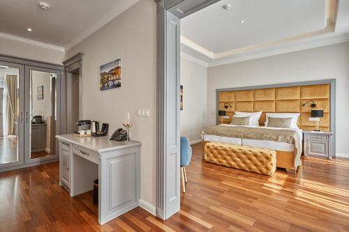 Postel nebo postele na pokoji v ubytování Golden Key Boutique Hotel