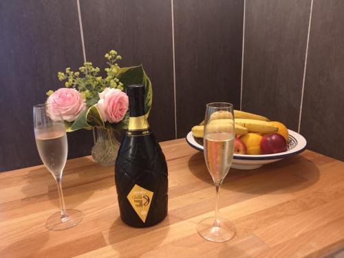 een tafel met twee glazen champagne en een fruitschaal bij LaWie am Attersee in Alexenau