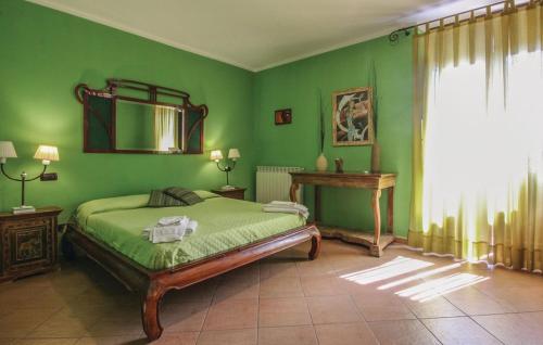 Marano MarchesatoにあるPalazzo Conforti Tree House Resortの緑のベッドルーム(ベッド1台、鏡付)