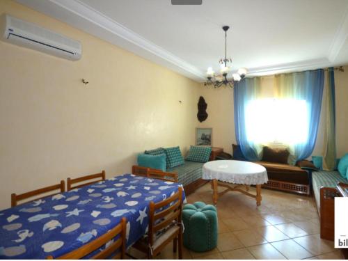 un soggiorno con un letto e un divano di Beautiful apartment at RIVIERA BEACH RESIDENCE CABO NEGRO a Cabo Negro