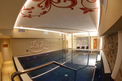 una piscina en medio de un edificio en Hotel Garni La Roccia, en Andalo