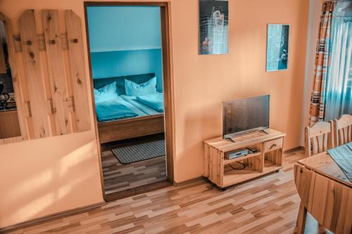 a room with a mirror and a tv and a bed at Ferienhaus Arneitz in Faak am See