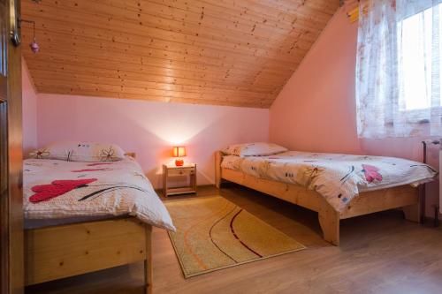 Giường trong phòng chung tại Dolina Orła