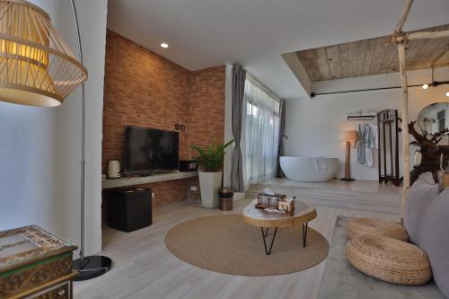 YOLO Bangkok Boutique Hotelにあるテレビまたはエンターテインメントセンター