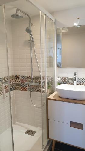 een badkamer met een douche en een wastafel bij Vue d'ici in Saint-Valery-sur-Somme