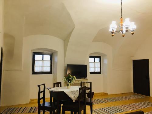 a dining room with a table and chairs at Miklós Lak in Ocna de Sus