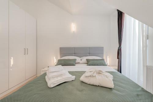Postel nebo postele na pokoji v ubytování Spacious Family Apartment MM