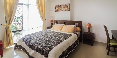 Кровать или кровати в номере Devmoon apartment - A Big & beautiful unit in the South of Jakarta
