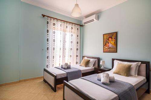 Postel nebo postele na pokoji v ubytování Great Alexander Suites