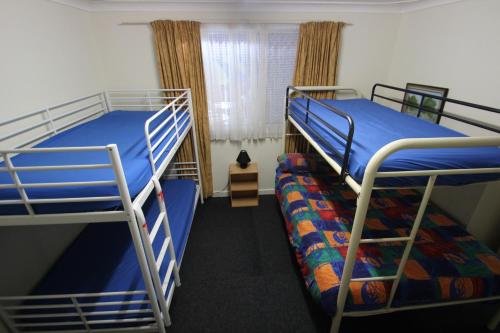 a room with two bunk beds and a window at Dolphin Retreat Bunbury in Bunbury