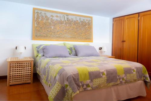 Ένα ή περισσότερα κρεβάτια σε δωμάτιο στο Radazul Marina Seafront 13