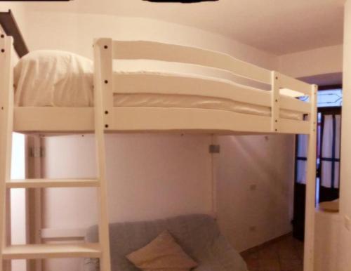 Łóżko lub łóżka piętrowe w pokoju w obiekcie Hippocampus