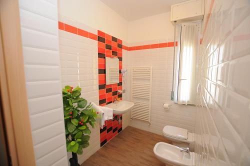 une salle de bains avec toilettes et lavabo dans l'établissement Residence Piemonte, à Sesto San Giovanni
