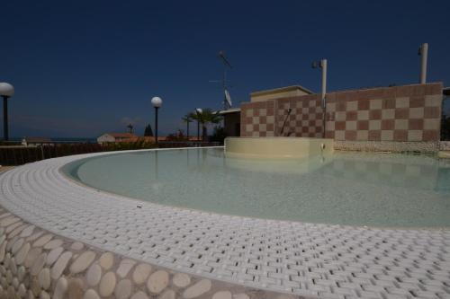 a swimming pool in the middle of a building at Hotel Enrichetta in Desenzano del Garda